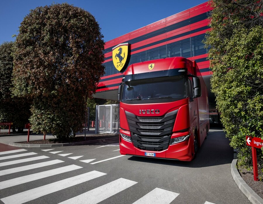 IVECO_Ferrari_handover (2)